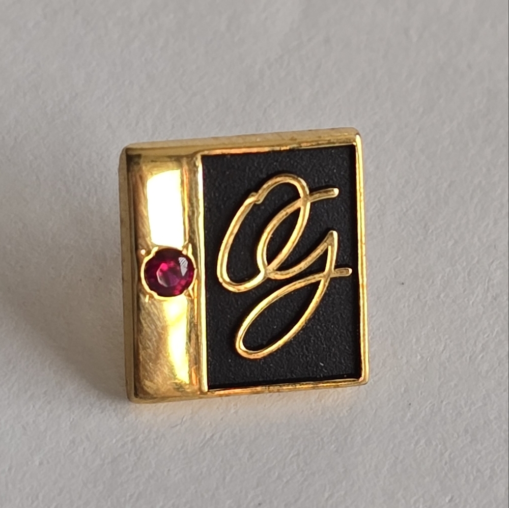 Olive Garden Employee Anniversary Pin Pinback restaurant og jewelry Darden